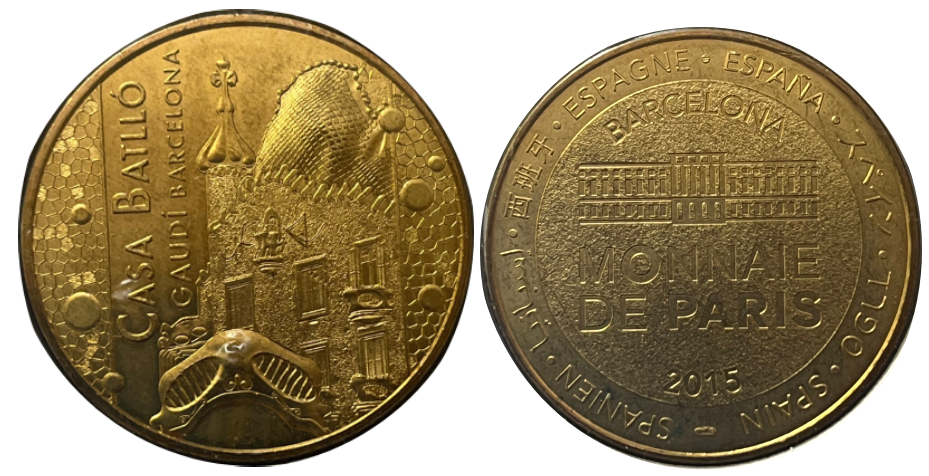 Barcelona Casa Batllo Gaudi-La croix gaudienne et la toiture