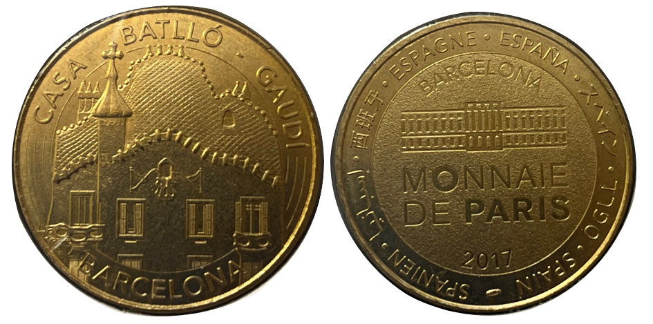 Barcelona-Casa Batllo Gaudi-La croix gaudienne et le détail de la toit .